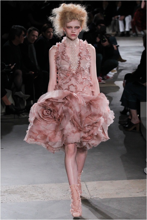 Lãng mạn kiểu... kỳ lạ như Alexander McQueen - 13