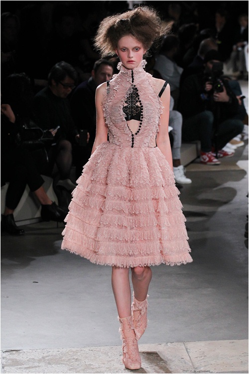 Lãng mạn kiểu... kỳ lạ như Alexander McQueen - 12