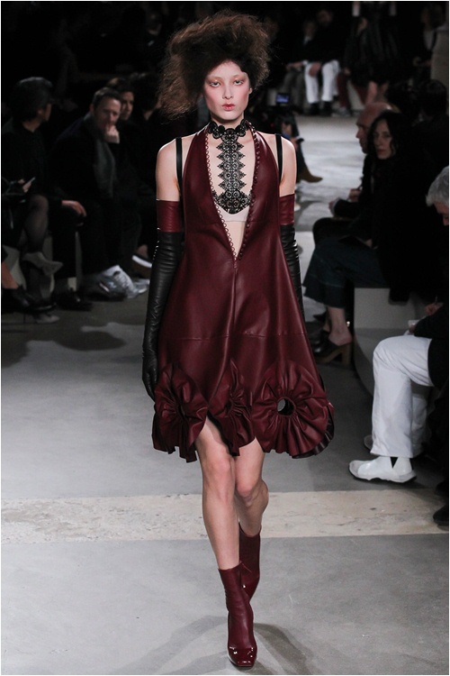 Lãng mạn kiểu... kỳ lạ như Alexander McQueen - 1