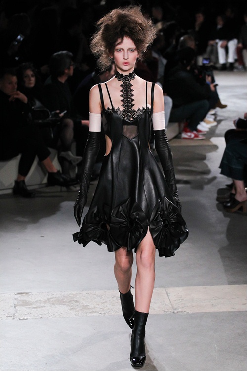 Lãng mạn kiểu... kỳ lạ như Alexander McQueen - 2