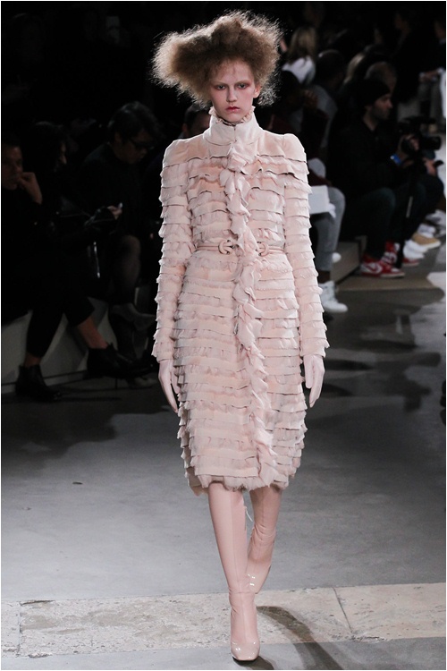 Lãng mạn kiểu... kỳ lạ như Alexander McQueen - 4