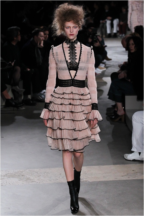 Lãng mạn kiểu... kỳ lạ như Alexander McQueen - 5