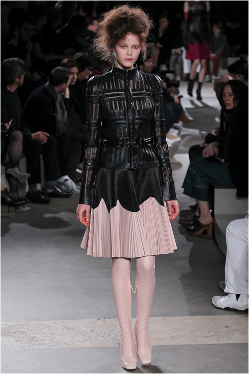 Lãng mạn kiểu... kỳ lạ như Alexander McQueen - 3