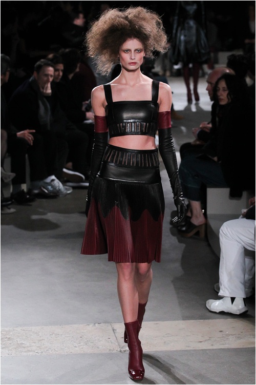 Lãng mạn kiểu... kỳ lạ như Alexander McQueen - 6