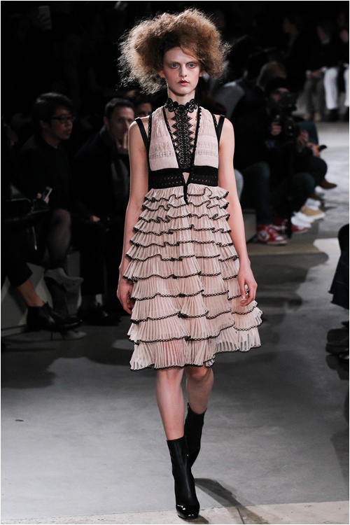 Lãng mạn kiểu... kỳ lạ như Alexander McQueen - 10