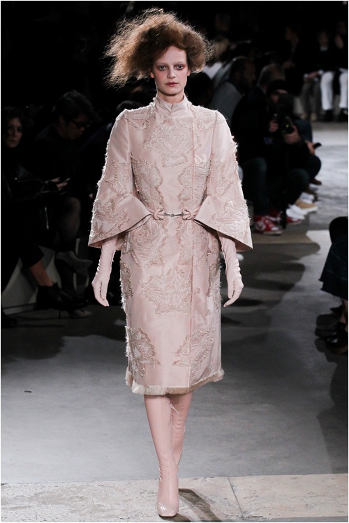Lãng mạn kiểu... kỳ lạ như Alexander McQueen - 8