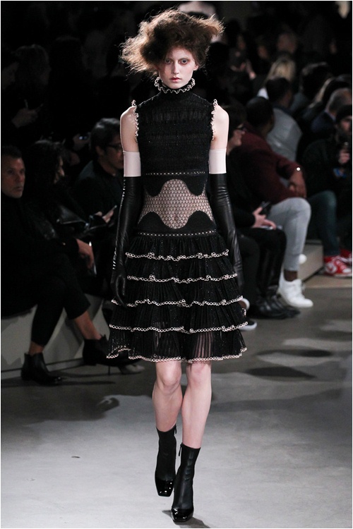 Lãng mạn kiểu... kỳ lạ như Alexander McQueen - 11