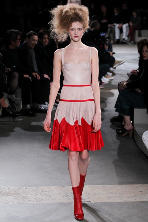 Lãng mạn kiểu... kỳ lạ như Alexander McQueen - 14
