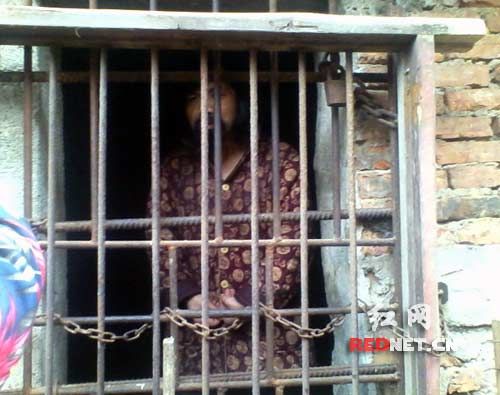 Trung Quốc: Mẹ nhốt con trong chuồng gà suốt 13 năm - 1
