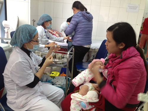 Hà Nội: Đổ xô đưa trẻ đi tiêm vắc-xin miễn phí - 1