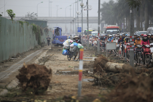 Hà Nội: Vỉa hè bị đào bới gây tắc đường cục bộ - 7