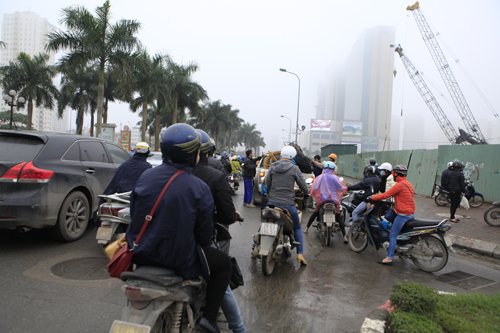 Hà Nội: Vỉa hè bị đào bới gây tắc đường cục bộ - 10