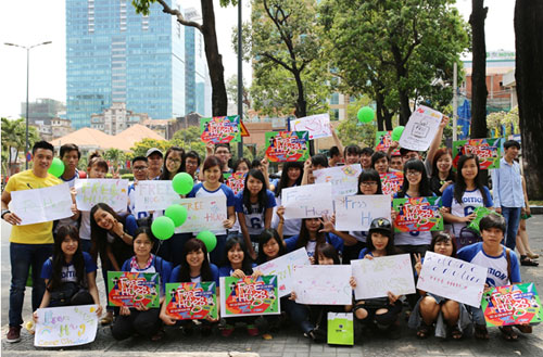 Giới trẻ Sài thành phấn khích với hoạt động Free Hug - 1