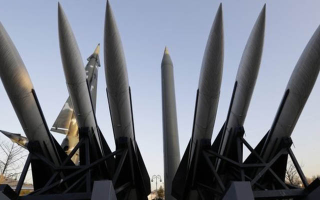 Kim Jong-un chỉ đạo bắn 7 tên lửa giữa căng thẳng - 1