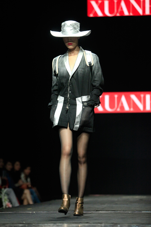 Hoa hậu Thùy Dung duyên dáng trên sàn catwalk - 2