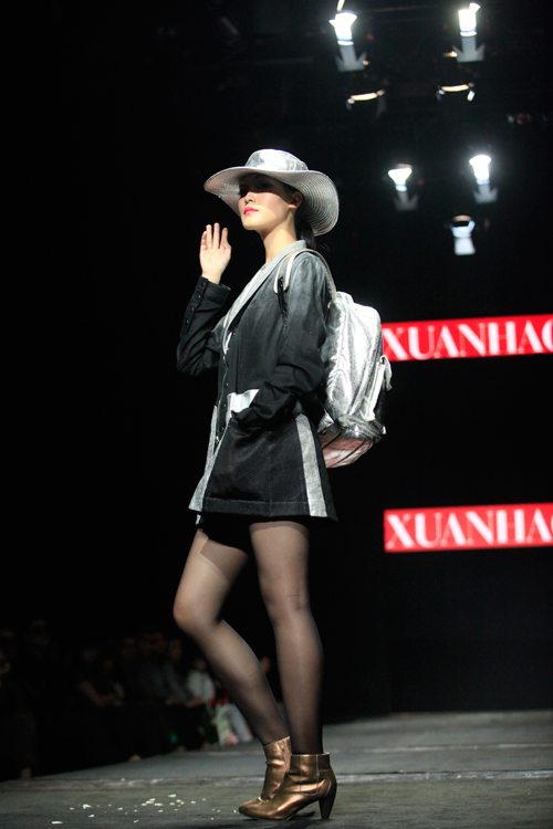 Hoa hậu Thùy Dung duyên dáng trên sàn catwalk - 3
