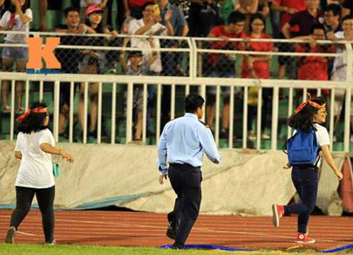 Fan cuồng ùa xuống sân, cầu thủ U23 VN “giật mình” - 1
