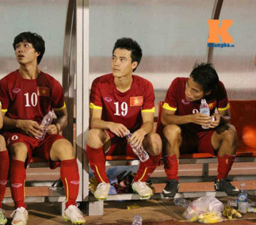 Fan cuồng ùa xuống sân, cầu thủ U23 VN “giật mình” - 7