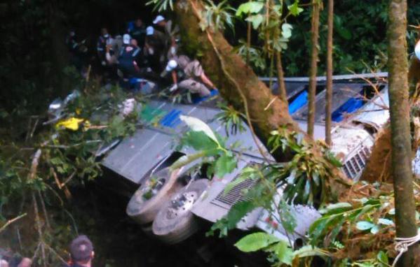 Brazil: Xe bus lao xuống vực sâu, 32 người thiệt mạng - 1