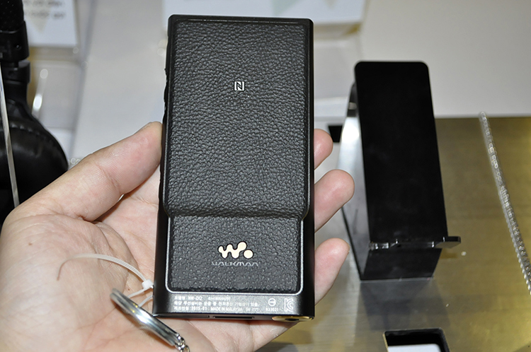 Mặt sau của Walkman ZX2 trông cứng cáp và mạnh mẽ với thiết kế dạng sần. Sản phẩm có giá 23 triệu đồng tại Việt Nam, đắt hơn cả một chiếc iPhone 6 hay iPhone 6 Plus.
