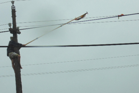 Chơi diều, một thanh niên bị điện phóng cháy sém mặt - 1