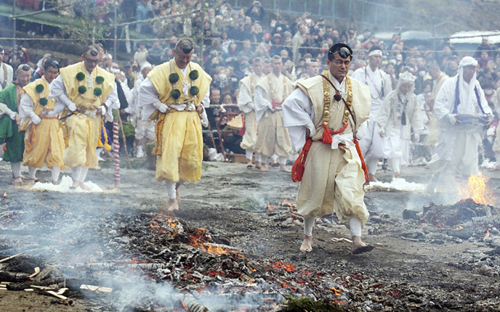 Kỳ lạ lễ hội đi chân trần trên lửa tại Nhật Bản - 1