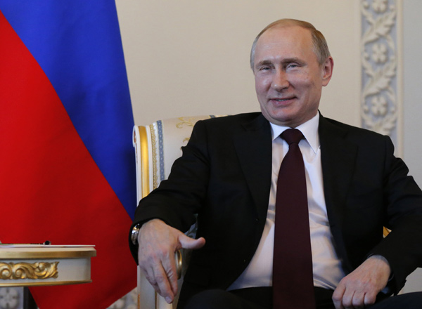 Putin tươi cười tái xuất sau 10 ngày biến mất bí ẩn - 1