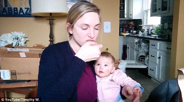 Clip: Bé gái 4 tháng tuổi cười giòn tan khi nghe mẹ ăn bimbim - 1