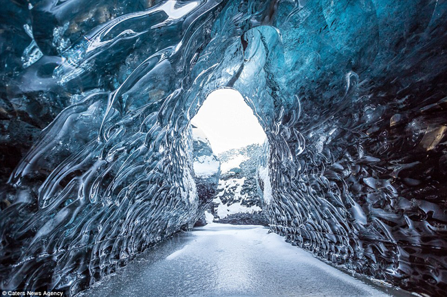 Hang động ngầm huyền ảo nằm ngay dưới lòng sông băng Breidamerkurjokull ở Iceland.&nbsp;
