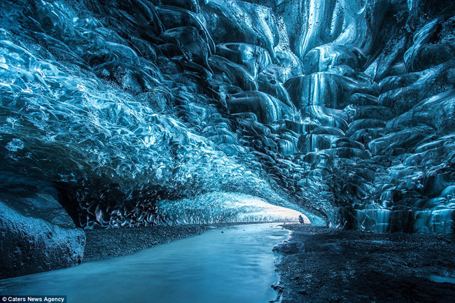 Mới đây, một nhiếp ảnh gia 27 tuổi người Pháp đã mạo hiểm thực hiện một cuộc hành trình khám phá dưới dòng sông băng Breidamerkurjokull ở Iceland, và anh đã vô cùng ngỡ ngàng trước vẻ đẹp huyền ảo, kỳ bí bên trong hang động dưới dòng sông băng khổng lồ này. 
