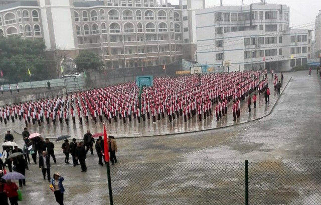 TQ: Bắt học sinh đứng giữa trời mưa đón đoàn thanh tra - 1