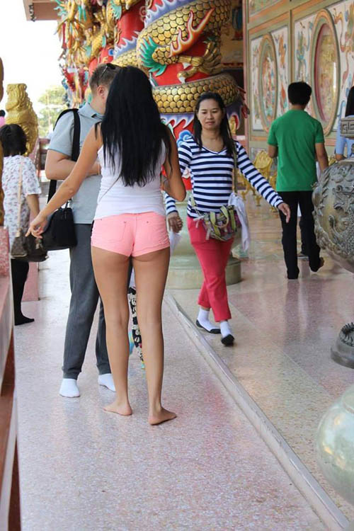 Cô gái mặc quần siêu ngắn đi lễ gây phẫn nộ ở Thái - 1