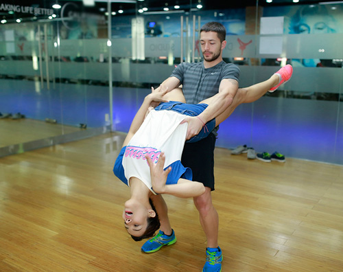 Diệp Lâm Anh tình cảm ôm chặt bạn nhảy Tây - 4