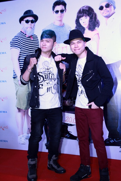 /Uploaded/phamhuuthanh/2015_03_19/PQMX1426738569-bao-kun-vs-hoang-ton.jpg Hoàng Tôn, Bảo Kun diện áo đôi đi xem phim - 1