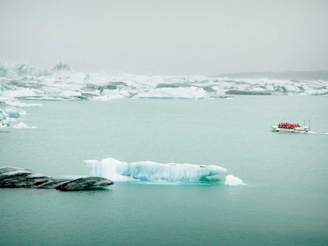 Cách Đường Vành Đai không xa là một vũng băng trôi có tên Jokulsarlon.&nbsp;Khách thăm quan có thể lên thuyền khám phá vùng nước này.
