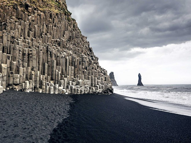 Iceland rất nổi tiếng với những bãi biển cát đen.
