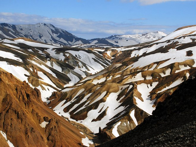 Các cao nguyên của Iceland đặc biệt rất đẹp và bao quanh là những ngọn núi tuyết.
