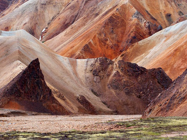 Tại Landmannalaugar, bạn có thể đi trên một hoang mạc núi lửa.
