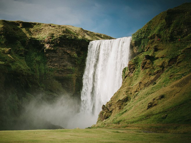 Iceland có hàng ngàn thác nước trên toàn lãnh thổ đất nước. Skogafoss là một trong những thác lớn nhất ở đây. Có lời đồn rằng đằng sau thác là một kho báu được cất giấu rất kỹ.
