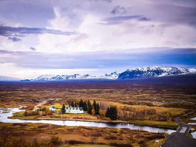 Ở Þingvellir, bạn có thể đến thăm nơi Quốc hội đầu tiên của Iceland được thành lập vào năm 930 sau Công nguyên.
