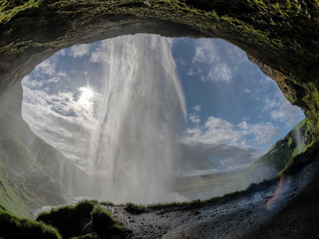 &nbsp;Cảnh tượng hùng vĩ từ bên trong thác Seljalandsfoss.
