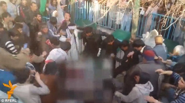 Afghanistan: Đốt kinh Koran, một phụ nữ bị đánh chết - 1