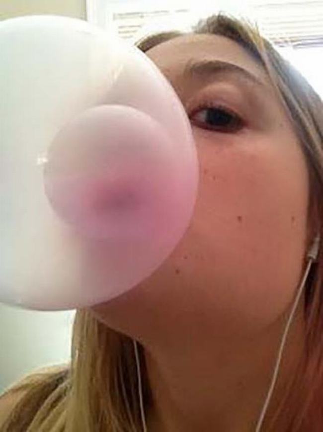 Bạn có thể thổi cùng lúc 2 bong bóng cao su? cô gái này có thể.