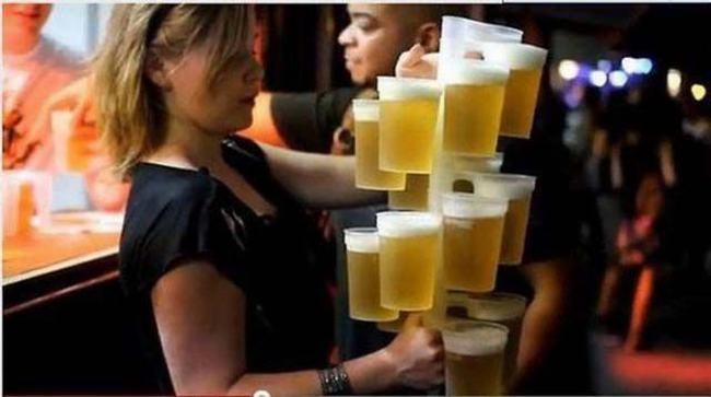 Nữ bồi bàn có thể cầm gần 20 cốc bia cùng lúc.