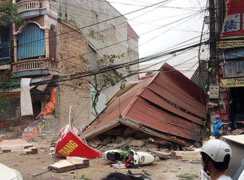Bắc Giang: Nhà 3 tầng bất ngờ đổ sập, chủ và khách tháo chạy - 1