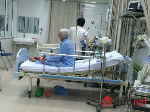 Đại gia rệu rã vì sang Singapore chữa bệnh - 1