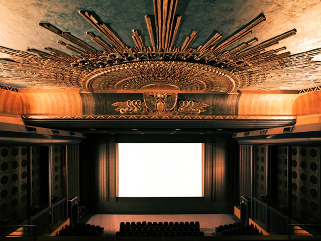 Egyptian Theater ở American Cinematheque, Los Angeles được thiết kế theo phong cách Ai Cập cổ xưa đúng như tên gọi.