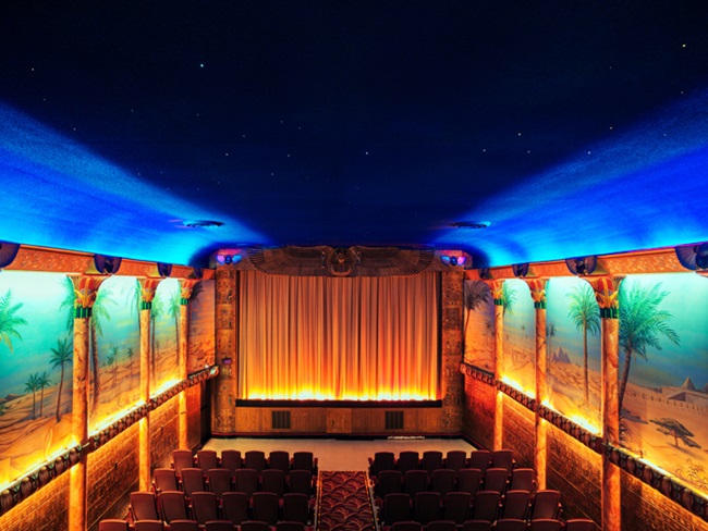 Rạp chiếu phim Grand Lake Theatre II ở Oakland, California tạo cảm giác thần tiên như đang ngồi dưới bầu trời đêm sa mạc.