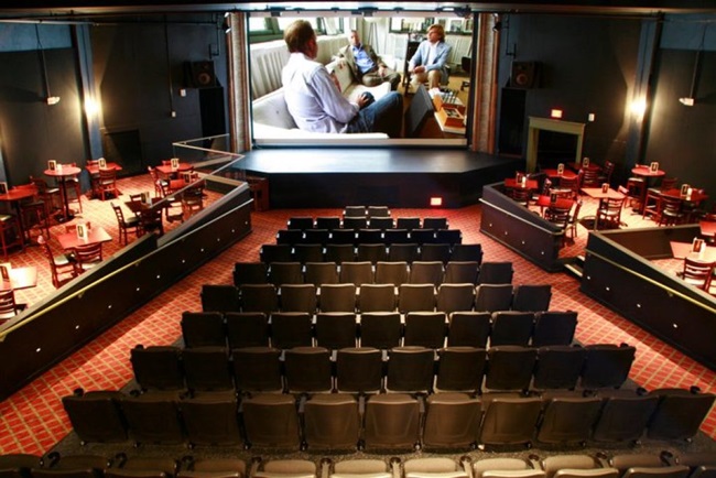 Rạp chiếu phim Bijou Theater ở Bridgeport, Connecticut không quá hoành tráng nhưng lại ghi điểm nhờ kiểu phục vụ bàn ăn uống "một công đôi việc" ngay bên cạnh.