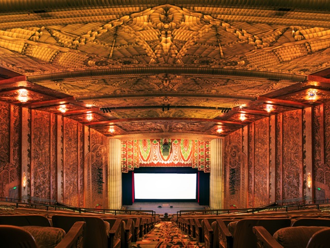 Paramount Theater ở Oakland, California gây ấn tượng với tường và trần được chạm trổ cầu kỳ, lộng lẫy. 